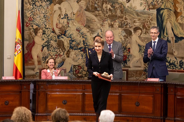 Carmen recibe premio