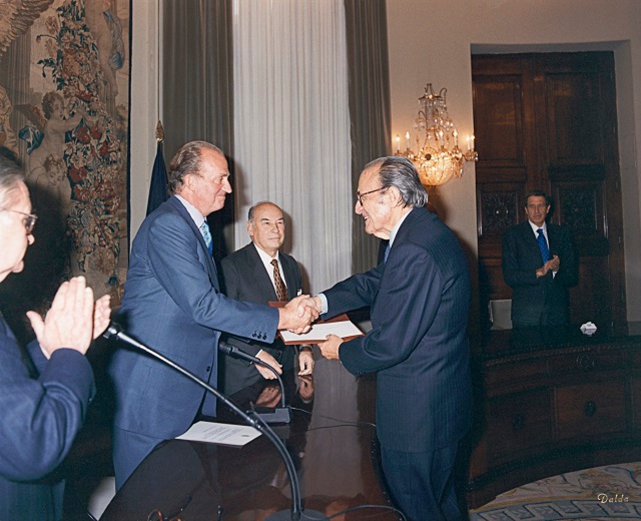 entrega de premio a Enrique Fuentes