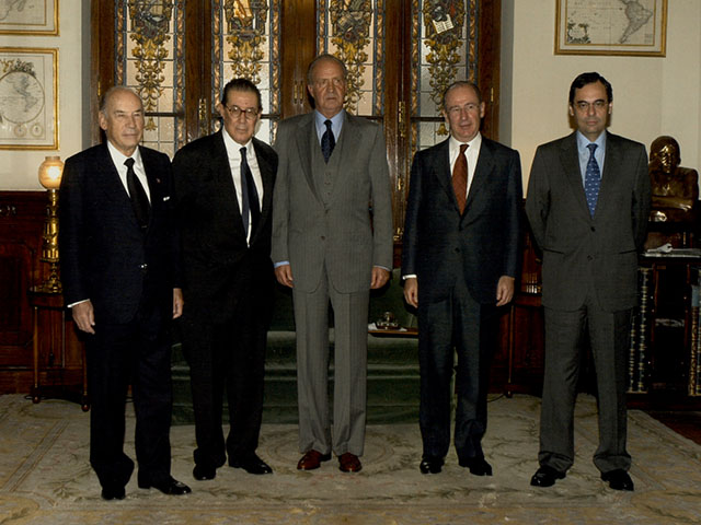 Juan Velarde recibe el premio