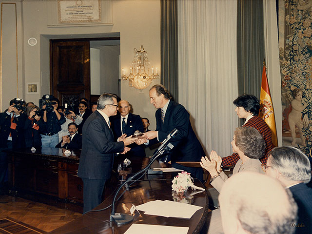 entrega premio a Mancera