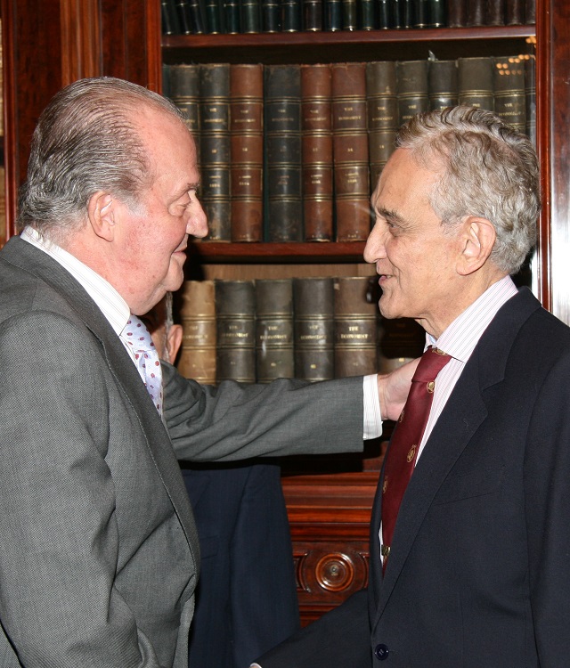 entrega de premio a schwartz